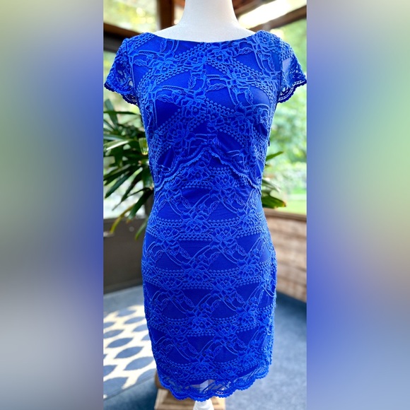 EUC bebe open back stretch lace/body con dress, small - Picture 2 of 8